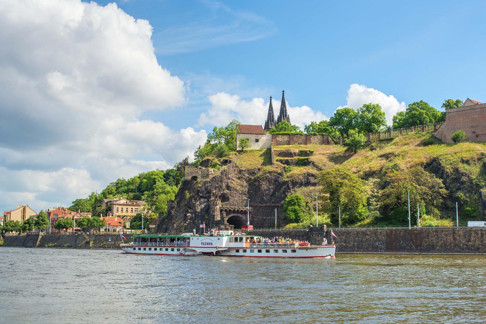 Parník Vltava plující po Vltavě