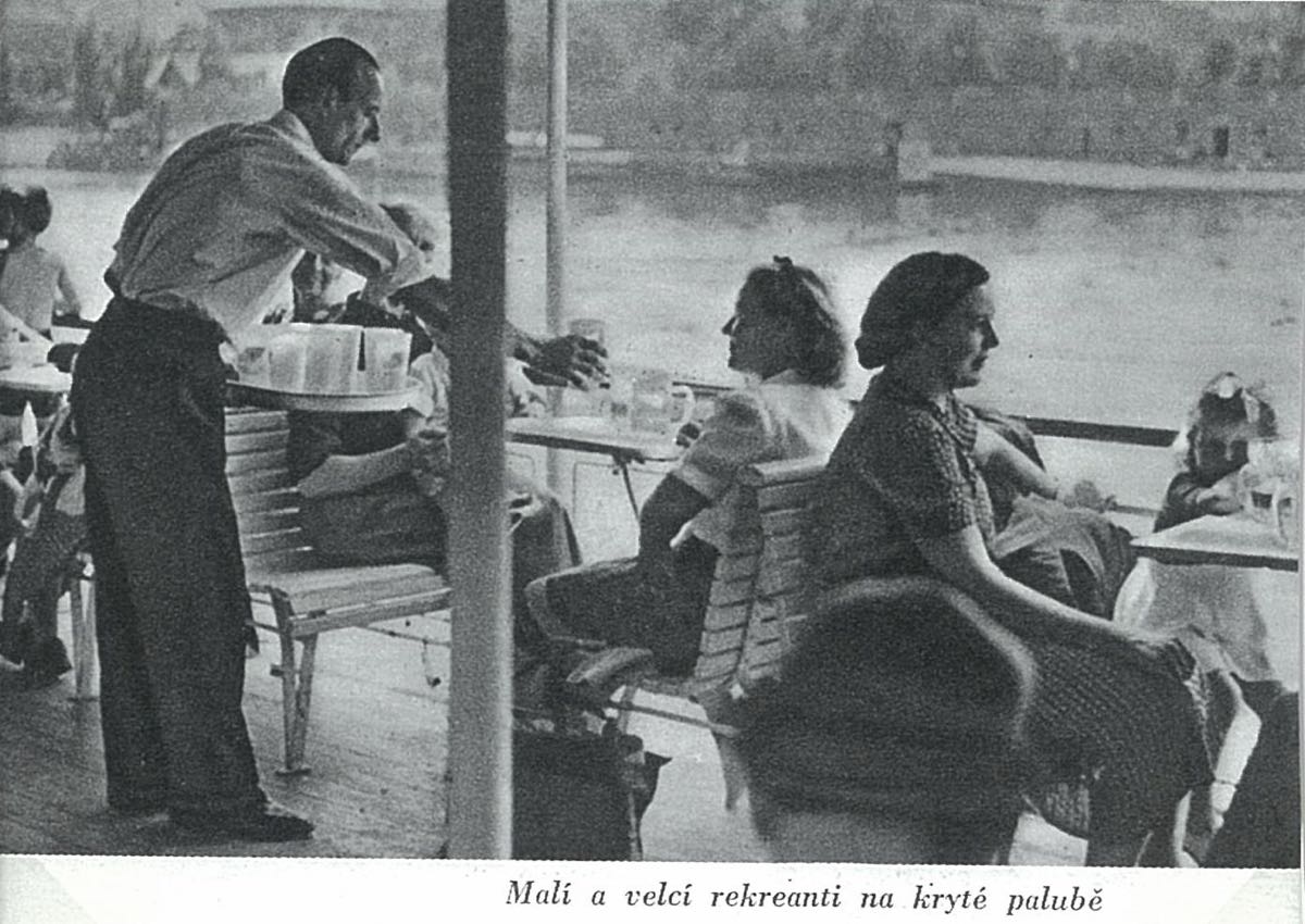 Parník v 40.—50. letech u Karlova mostu