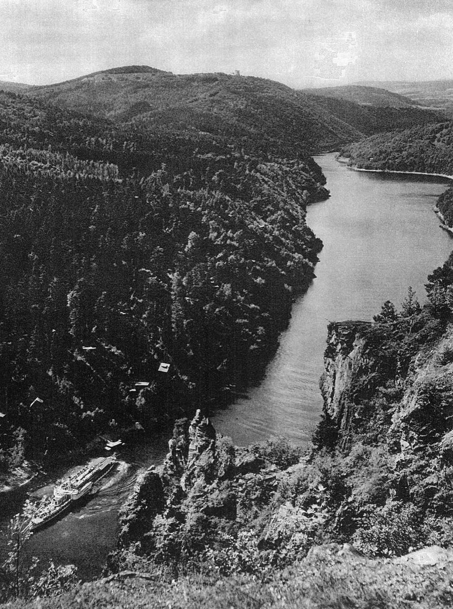 Paluba s číšnicí